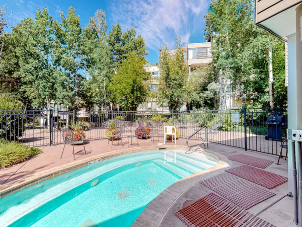 East Vail shuttle with shared hot tub